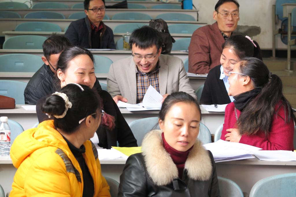 教师在张翼老师的组织下实践阅读教学活动