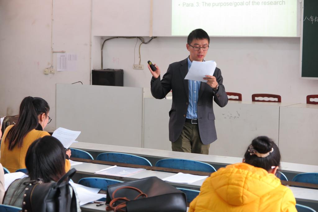 教师在张翼老师的组织下实践阅读教学活动